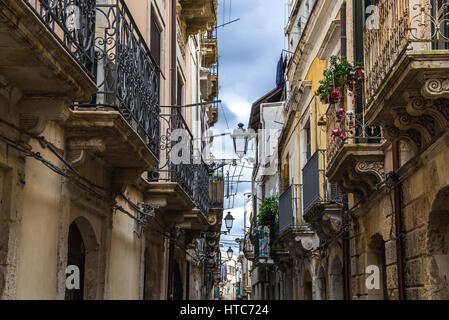 Strada stretta su l'isola di Ortigia, la parte storica di Siracusa città, angolo sud-est dell'isola di Sicilia, Italia Foto Stock