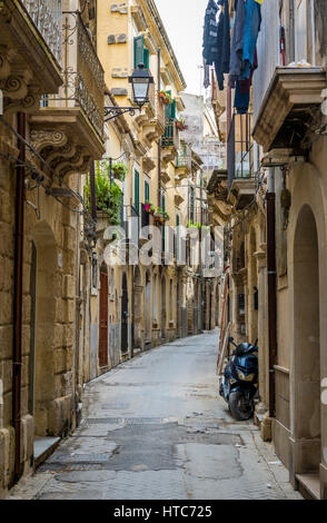 Strada stretta su l'isola di Ortigia, la parte storica di Siracusa città, angolo sud-est dell'isola di Sicilia, Italia Foto Stock