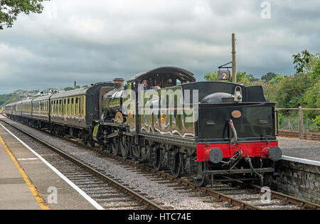 Paignton Dartmouth ferrovia. Lydham Manor, un motore a vapore, in attesa alla stazione Goodrington Foto Stock