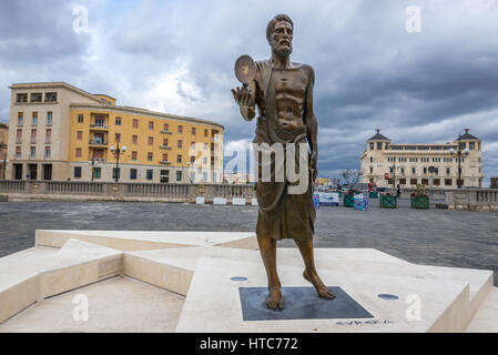 Statua di Archimede di Siracusa in Siracusa città, angolo sud-est dell'isola di Sicilia, Italia. Antico Ufficio Postale sullo sfondo Foto Stock