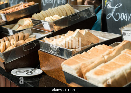 Impostazione della tabella con alimenti per la colazione, pane, bevande, shallow focus, cafe, buffet in albergo. Foto Stock