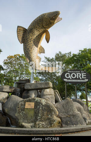 Gore, Southland, Nuova Zelanda. Brown Trout statua, simbolo della città lo status di capitale mondiale della trota fario pesca. Foto Stock