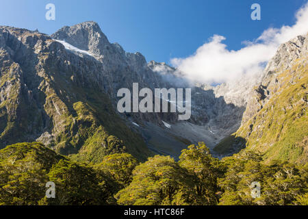 Parco Nazionale di Fiordland, Southland, Nuova Zelanda. Pendii ripidi valle glaciale sotto il monte trasversale nel cuore delle montagne Darran. Foto Stock