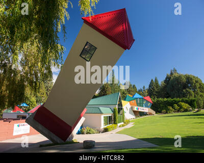 Wanaka, Otago, Nuova Zelanda. Torre pendente nei giardini del mondo di rompicapo. Foto Stock