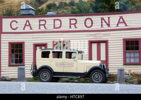 Cardrona, Otago, Nuova Zelanda. Facciata della storica Cardrona Hotel, istituito nel 1863, vintage automobile parcheggiata di fronte. Foto Stock