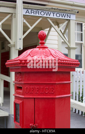 Arrowtown, Otago, Nuova Zelanda. Tradizionale in rosso Penfold casella montante esterno Arrowtown Post Office, Buckingham Street. Foto Stock