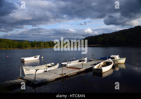 Cinque in legno bianco barche da pesca ormeggiate ad un pontile in legno vicino Achnasaul sul Loch Arkaig nelle Highlands Scozzesi. Foto Stock