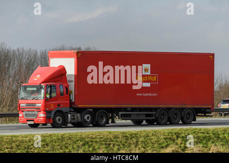 Distribuzione e trasporti - autoarticolato, automezzo pesante (HGV) con Royal Mail logo Viaggiare sulla autostrada A1 - Inghilterra, GB, UK. Foto Stock