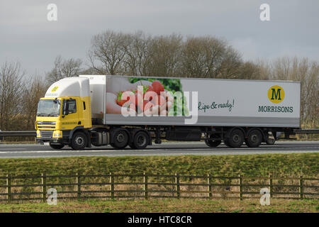 Distribuzione e trasporti - un autoarticolato, automezzo pesante (HGV) con Morrisons logo, Viaggiare sulla autostrada A1 - Inghilterra, GB, UK. Foto Stock