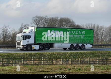 Distribuzione, trasporto e logistica - autocarri articolati (automezzi pesanti HGV) con slogan Asda, che viaggiano sull'autostrada A1 - Inghilterra, GB, Regno Unito. Foto Stock