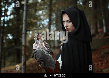 Fantasy Dark owl master. Scuro donna con cappuccio Foto Stock