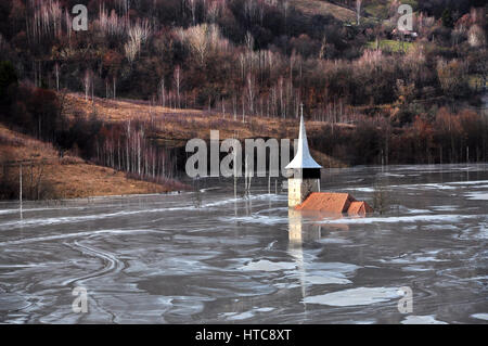 Chiesa abbandonata in un lago di fango. Naturale catastrofe mineraria con acqua dell'inquinamento. Geamana, Romania Foto Stock