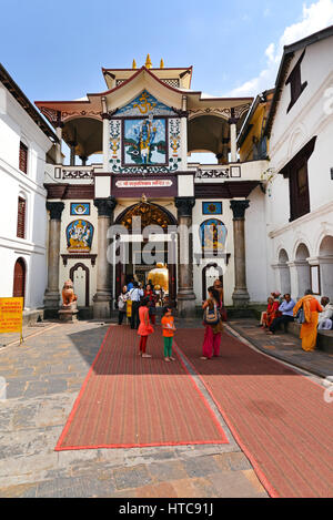 PASHUPATINATH - ottobre 8: persone indù celebra il festival di Dashain. Il Ott 8, 2013 in Kathmandu, Nepal. Questo è il più luogo sacro per tutti Hi Foto Stock