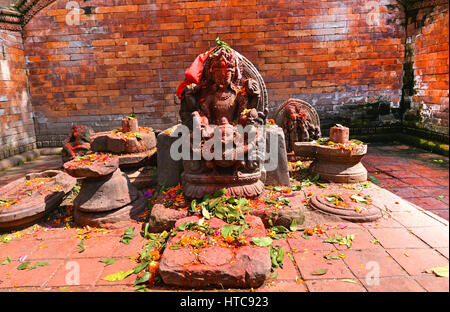 La scultura del dio Shiva il distruttore, nel santo luogo di pellegrinaggio di Pashupatinath, Nepal Foto Stock