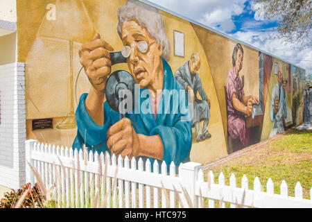 Arte murales dipinti su edificio esterno pareti in Lake Placid Florida conosciuta come la città dei murales Foto Stock