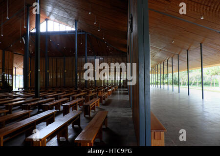 La fantastica architettura di interno Ka Don chiesa, Don Duong, Vietnam, Dalat campagna, Kadon cappella di legno, utilizzare la luce naturale in modo rispettoso dell'ambiente Foto Stock