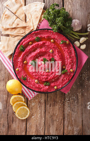 Delizioso hummus con bietole e sesamo vicino sul tavolo. vista verticale da sopra Foto Stock