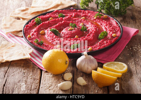 Hummus di ceci e la barbabietola e ingredienti di close-up sul tavolo. Posizione orizzontale Foto Stock