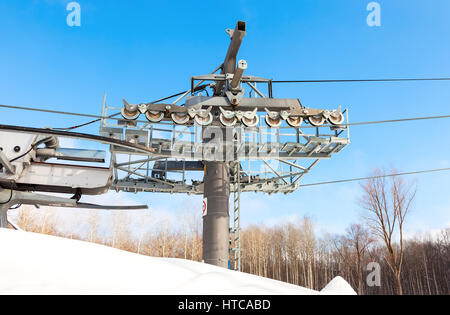 Sistema a rullo per la sciovia a mountain ski resort in inverno giornata soleggiata a Samara, Russia Foto Stock