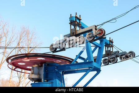 Sistema a rullo per la sciovia a mountain ski resort in inverno giornata soleggiata a Samara, Russia Foto Stock