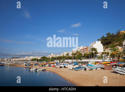 Spagna blanes cittadina sulla Costa Brava, spiaggia con le barche a motore, barche e kayak in mare mediterraneo Foto Stock