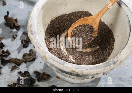 Judasohr, Judasohren getrocknet, getrocknete Pilze werden zermahlen, Pilzpulver, Trockenpilz, Trockenpilze, Dörrpilze, Dörrpilz, Ohrlappenpilz, Holund Foto Stock