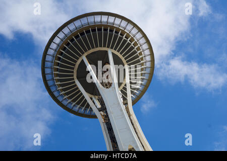 SEATTLE, WASHINGTON, STATI UNITI D'AMERICA - JAN 23rd, 2017: Space Needle contro un cielo blu chiaro giorno come osservato dalla terra Foto Stock
