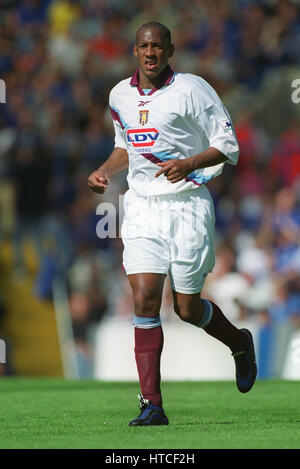 DION DUBLIN Aston Villa FC 21 Agosto 1999 Foto Stock