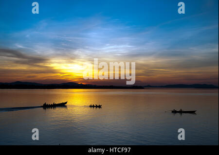 Myanmar (ex Birmania). Stato Mon. Mawlamyine (Moulmein). Pescatori sul fiume Salouen al tramonto Foto Stock