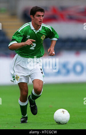 AARON HUGHES IRLANDA DEL NORD & NEWCASTLE U 04 Settembre 1999 Foto Stock