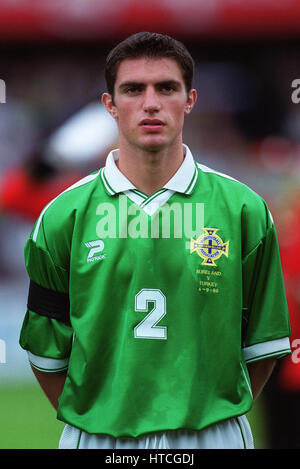 AARON HUGHES IRLANDA DEL NORD & NEWCASTLE U 04 Settembre 1999 Foto Stock