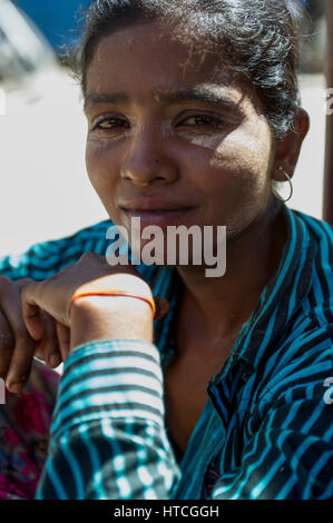 Myanmar (ex Birmania). Stato Mon. Mawlamyine (Moulmein). Mercato coperto. Ritratto di una giovane ragazza birmano coperti di tanaka Foto Stock