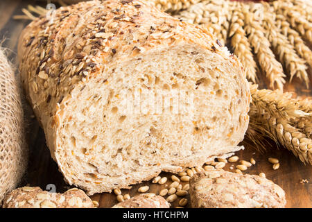 Pane integrale da tutto il frumento, segala e semi di lino in legno rustico sfondo. Foto Stock