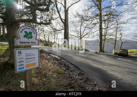 Il National Trust segno posto a sorpresa Visualizza viewpoint affacciato Derwentwater, Keswick, nel distretto del lago, Cumbria, Regno Unito Foto Stock