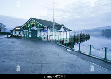 Fine della giornata presso il lago di Windermere Cruises ticket office sul Lago di Windermere a Waterhead, Ambleside, nel distretto del lago, Cumbria, Regno Unito Foto Stock