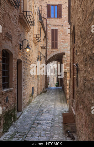 Gradino medievale street italiani nelle città sulla collina di Assisi Foto Stock