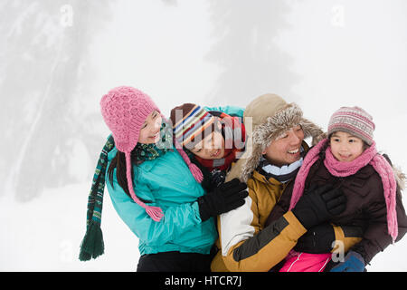 Famiglia divertimento in inverno Foto Stock