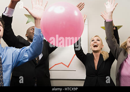 Quattro impiegati celebrando Foto Stock