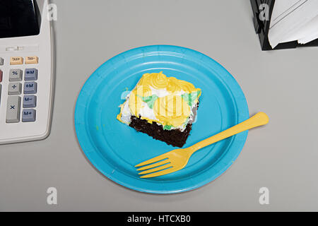 Torta di compleanno su una scrivania in ufficio Foto Stock
