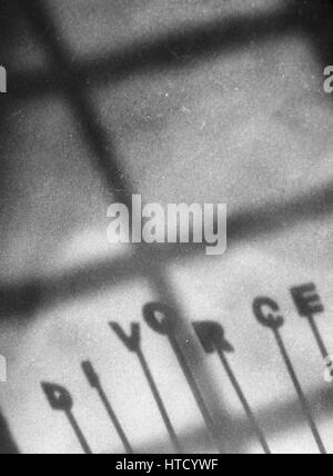 Divorzio sfondo con ombra del giovane accanto al divorzio lettera su carta, separazione famiglia rendere male per un uomo e una donna, è anche stato sociale da svil Foto Stock