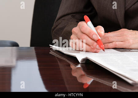 Persona scrivendo sul giornale Foto Stock
