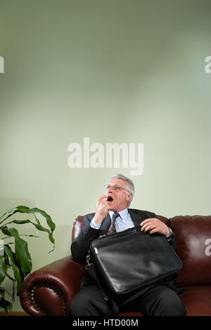 Uomo che utilizza il respiro rinfrescante Foto Stock