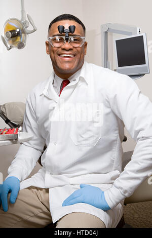 Dentista indossando dentale loupes binocolo Foto Stock