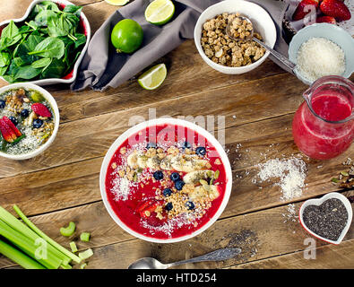 Frullato di frutti di bosco e rabboccato con banana, mirtilli, muesli, zucca e semi di Chia. Una sana dieta alimentare. Vista superiore Foto Stock