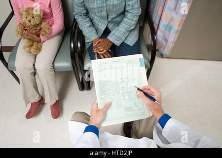 Consulenza medico genitore e bambino Foto Stock