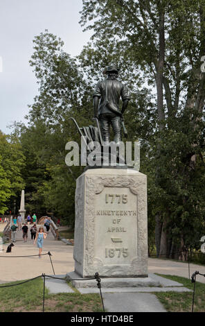 La Minute Man statua, vicino al ponte sul North Bridge, sito della battaglia di Concord, concordia, MA, Stati Uniti d'America. Foto Stock