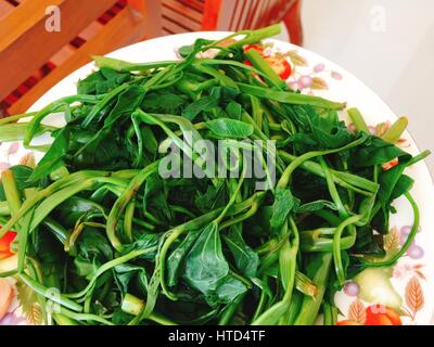 Rau muong o sode vietnamese gloria di mattina le verdure sul piatto Foto Stock