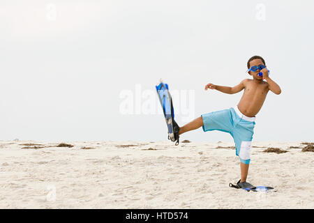 Ragazzo che indossa lo snorkel e pinne Foto Stock