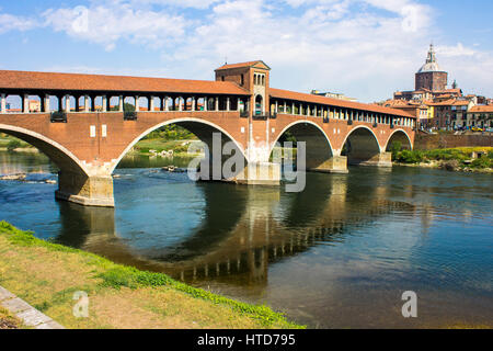 Il Ponte Coperto (ponte coperto), noto anche come il Ponte Vecchio, un mattone e arco in pietra ponte sopra il fiume Ticino in Pavia, Italia. Foto Stock