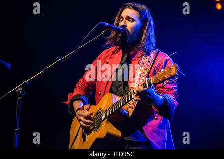 Trezzo sull'adda milano, Italia. 09Mar, 2017. Il cantante italiano-cantautore ANDREA BIAGIONI semifinalist del fattore X Italia 2016 esibirsi dal vivo sul palco di LiveClub apertura della mostra di Afterhours Credito: Rodolfo Sassano/Alamy Live News Foto Stock